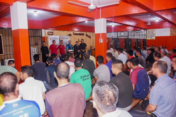 Charla sobre "Prevención y Tratamiento de Adicciones" para PPL en el penal de Itapúa