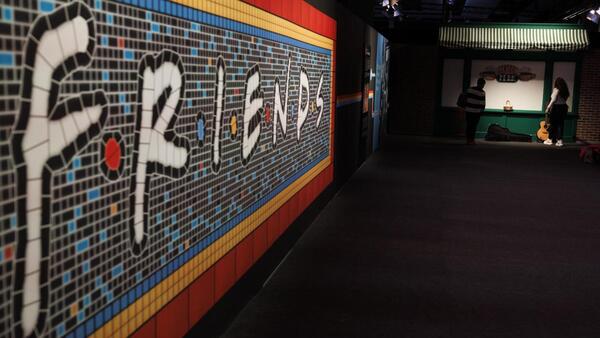 Una exposición en Madrid permite tomar un café en el Central Perk de Friends