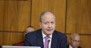 El dólar podría superar los G. 8.000 en junio por la fuga de divisas y la baja de la soja