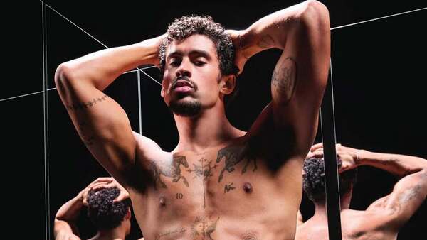 Bad Bunny enciende las redes sociales posando en bóxers para Calvin Klein