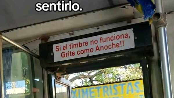 Con llamativo cartel, chofer avisa a pasajeros qué hacer si el timbre no funciona