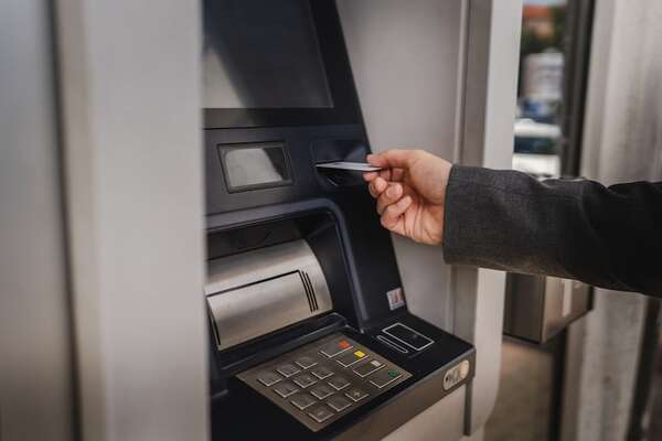 Impuestos: cerca del 60% de la recaudación del Tesoro Público se destinó a salarios de funcionarios - Economía - ABC Color