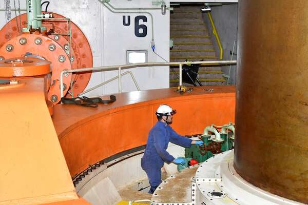Itaipú: técnicos instalan nuevo sistema de supervisión de frenos del generador de la U06 - Economía - ABC Color