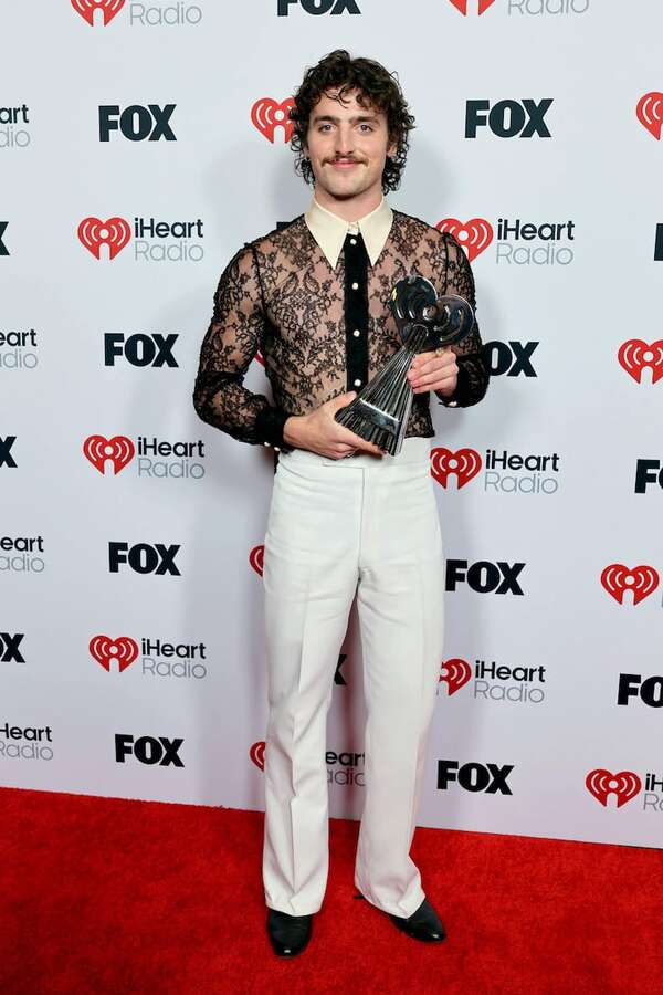 De Benson Boone a Becky G, las celebridades en la red carpet de los iHeartRadio Music 2025 - Gente - ABC Color