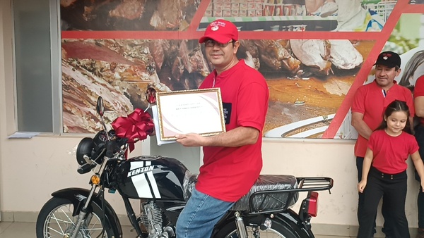 Sorprenden a reconocido carnicero con una motocicleta por sus 14 años de lealtad