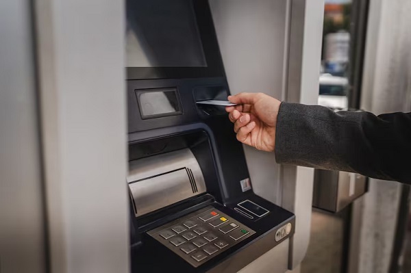 Salarios públicos absorben casi 60% de los ingresos tributarios