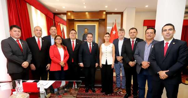Diario HOY | Gobernadores colorados se reúnen con Cartes con miras a las municipales del 2026
