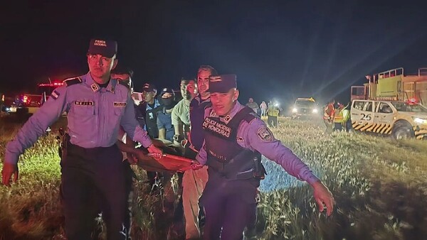 Rescatan último cuerpo de avión que cayó en Caribe de Honduras dejando al menos 13 muertos