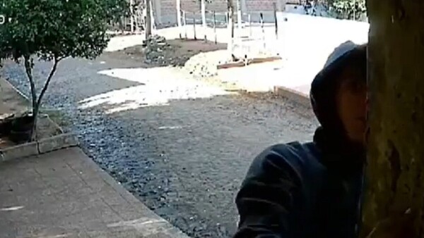 Supuesto adicto trepa a una columna y entra por tercera vez a una casa en Capiatá