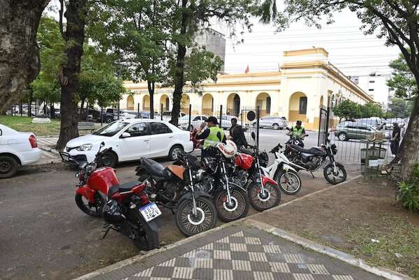 Policías privatizan calles para estacionamiento, entre plazas frente a la Comandancia - Nacionales - ABC Color