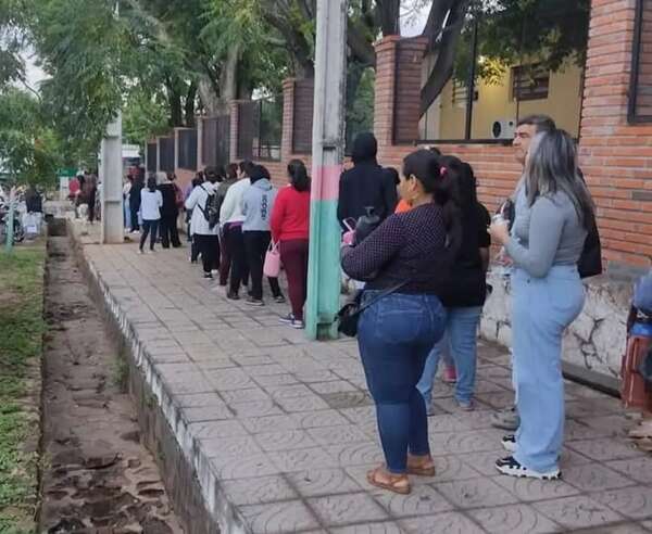 Altos: padres madrugaron para tratar de conseguir el kit escolar para sus hijos - Nacionales - ABC Color