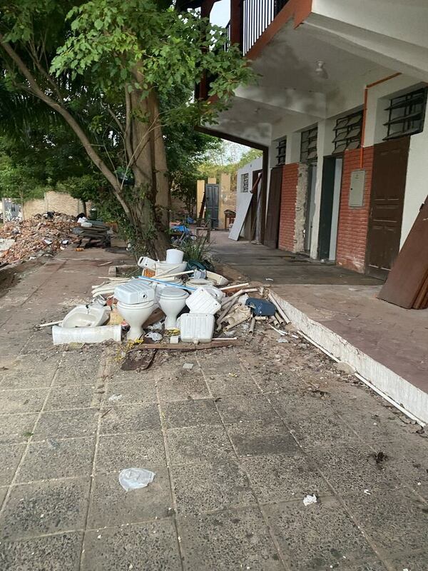 Colegio Nacional de Lambaré sigue sin baños y denuncian ola de inseguridad - Nacionales - ABC Color