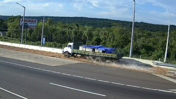 Camión usa rampa de emergencia y evita un accidente en Pedrozo