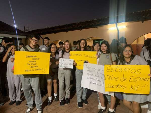 Estudiantes del colegio Carlos A. López de Ñemby salieron a la calle para reclamar kits - Nacionales - ABC Color