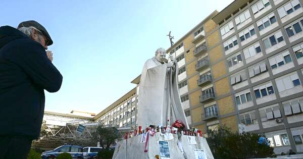 La Nación / El papa durmió sin máscara de oxígeno
