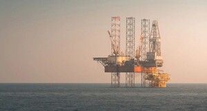 Los precios del petróleo bajaron alrededor de 1%
