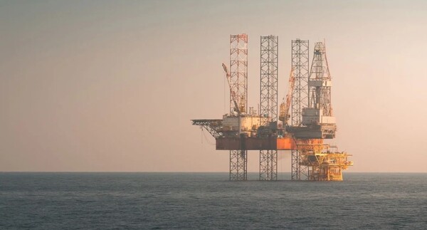 Los precios del petróleo bajaron alrededor de 1%