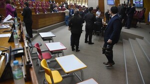 El cartismo no permite objeciones a sospechosa compra de pupitres