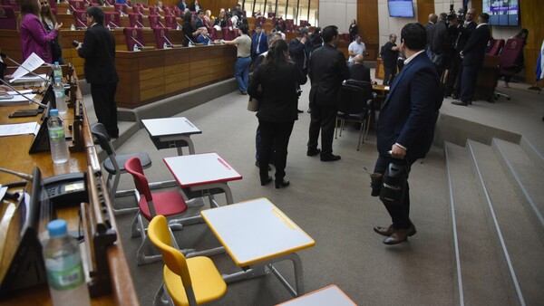 El cartismo no permite objeciones a sospechosa compra de pupitres