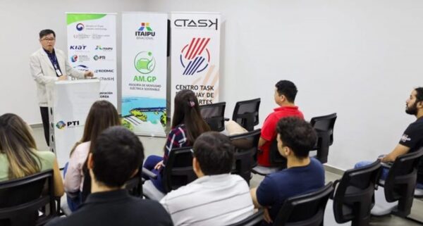 Presentan los 10 seleccionados que serán capacitados en Corea del Sur en electromovilidad.