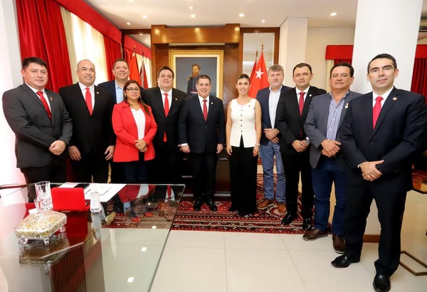 Gobernadores de ANR se reúnen con Cartes para coordinar las Municipales del 2026 - ADN Digital