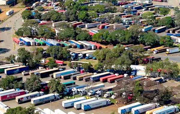 Manifestación de fiscales provoca fila de 1.500 camiones en Foz de Yguazú - La Clave