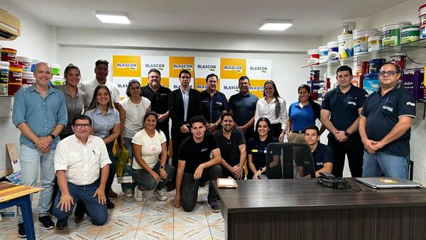 Ingenieros y arquitectos visitan instalaciones de Blascor Pinturas