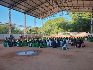 Manifestación de estudiantes en Villa Elisa: reclaman falta de kits escolares y docentes - Nacionales - ABC Color