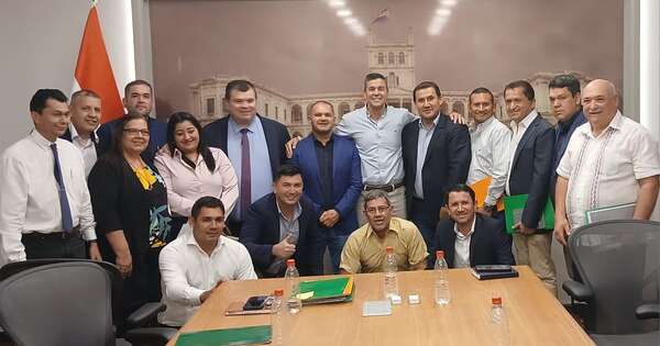 La Nación / Intendentes del PLRA junto a Peña: “Apostamos a una nueva manera de hacer política”