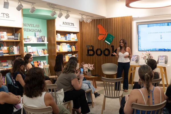 Books celebr贸 a la mujer y la lectura con una charla inspiradora de Patricia Zubizarreta