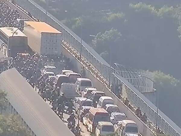 Avería de camión en el Puente de la Amistad provoca caos vehicular en la frontera - ABC en el Este - ABC Color