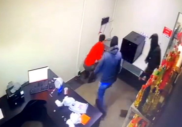 Valiente playera frustra millonario asalto al rociar con combustible auto de delincuentes - La Clave