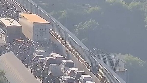 Camión frigorífico averiado causa caos vehicular en el Puente de la Amistad