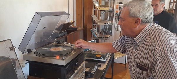 El Museo Memoria Viva de Encarnación recibe una valiosa donación de discos de vinilo históricos