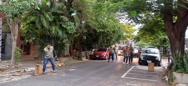 Siguen la “cacería” de “cuidacohes”: “cobrar por estacionar en un lugar público y gratuito no corresponde”