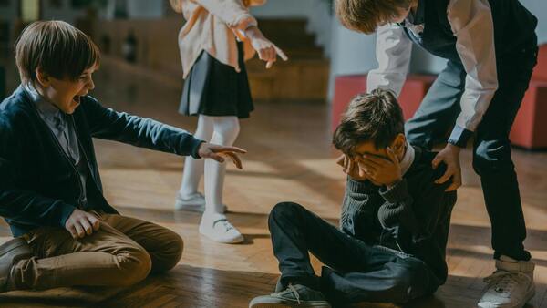 Racismo y discriminación en niños y adolescentes: ¿de qué manera impactan y qué podemos hacer?