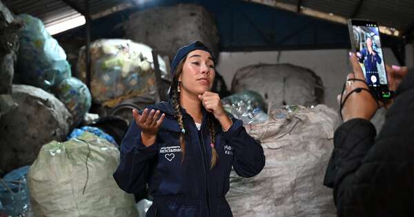 La Nación / Marce, la youtuber colombiana que da voz a los recicladores