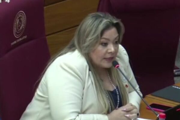 Polémica en el Congreso por curso de maquillaje gratuito - SNT