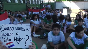 Colegiantes hacen sentata para reclamar que no tienen profesores ni kit escolar completo