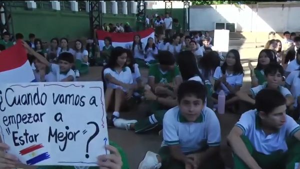 Colegiantes hacen sentata para reclamar que no tienen profesores ni kit escolar completo