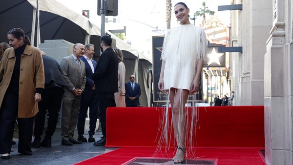 Gal Gadot recibe una estrella en Hollywood entre protestas pro Palestina e Israel