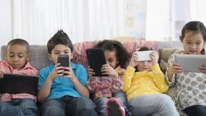Psicólogos y docentes instan a limitar el uso de las pantallas por parte de los niños - 1000 Noticias