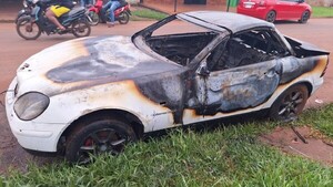 Video: Dos personas prenden fuego un vehículo en Pedro Juan Caballero