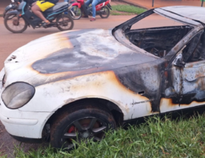 Desconocidos prenden fuego a un vehículo en Pedro Juan Caballero