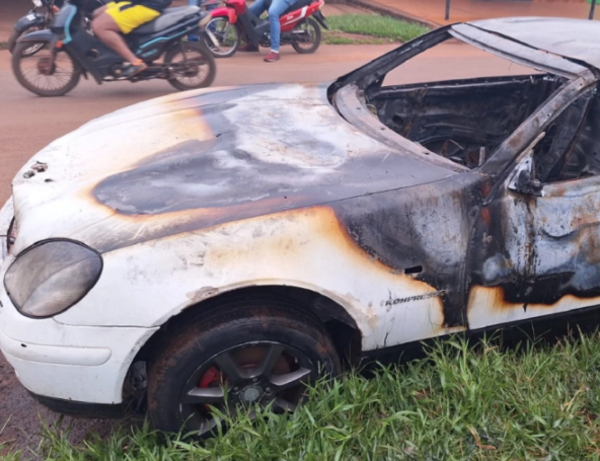 Desconocidos prenden fuego a un vehículo en Pedro Juan Caballero