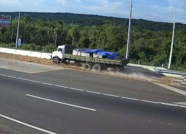 Video: camión cargado de baldosas usó rampa de emergencia y evitó tragedia en Ypacaraí - Nacionales - ABC Color