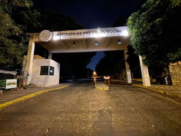 Tras apuñalamiento, IPS realiza poda en el Hospital Central este jueves - Nacionales - ABC Color