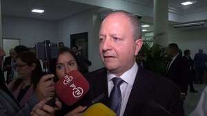 Ministro de Economía pide transparencia en la polémica compra de pupitres chinos - Nacionales - ABC Color