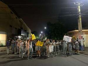 Segundo día de manifestación por kits escolares: estudiantes de Ñemby siguen bloqueando ruta  - Nacionales - ABC Color