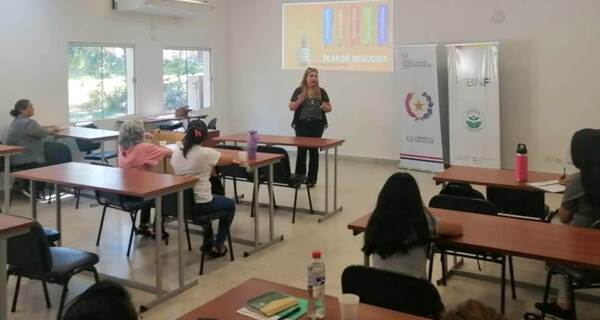 Se desarrolló el curso “Plan de Negocios” para mujeres emprendedoras y funcionarias de Ciudad Mujer